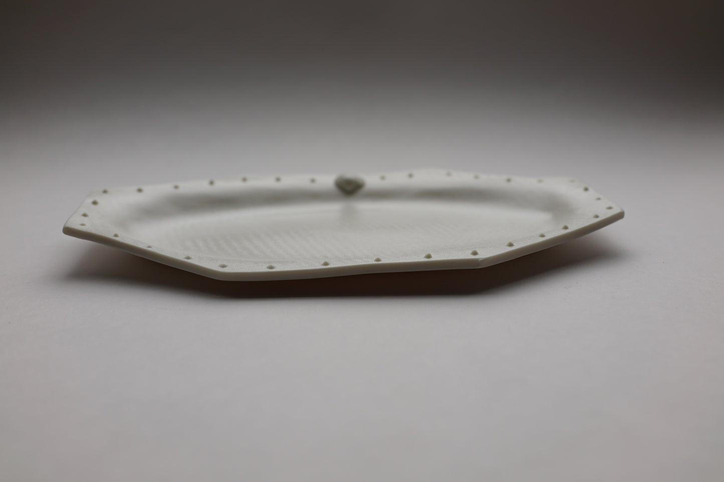 Octagonal Plate (Shell Motif Decoration) - 八角盤（貝殼圖案裝飾）