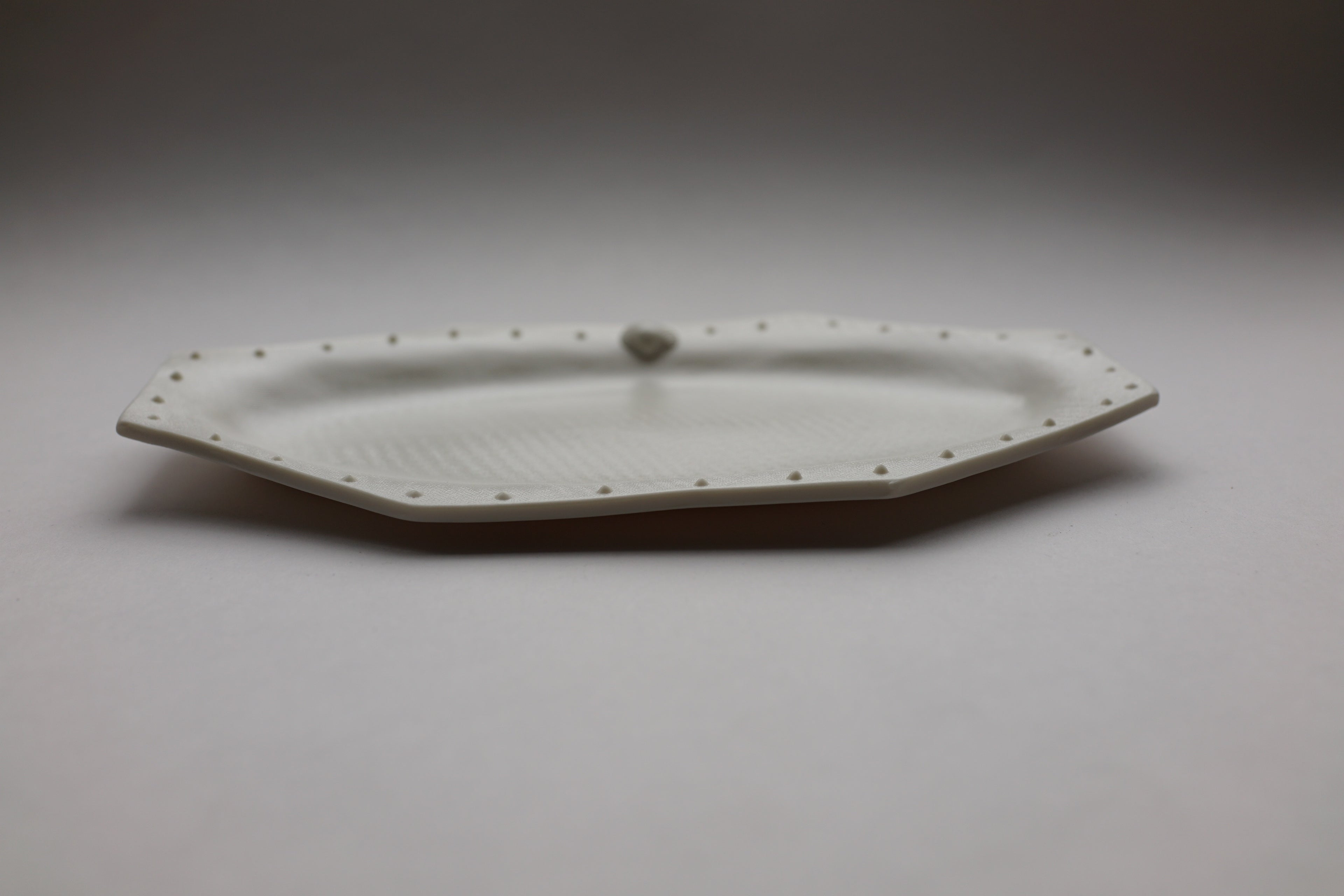 Octagonal Plate (Shell Motif Decoration) - 八角盤（貝殼圖案裝飾）