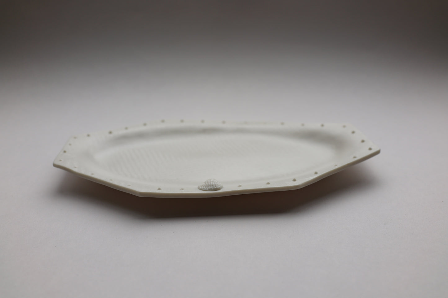 Octagonal Plate (Shell Motif Decoration) - 八角盤（貝殼圖案裝飾）