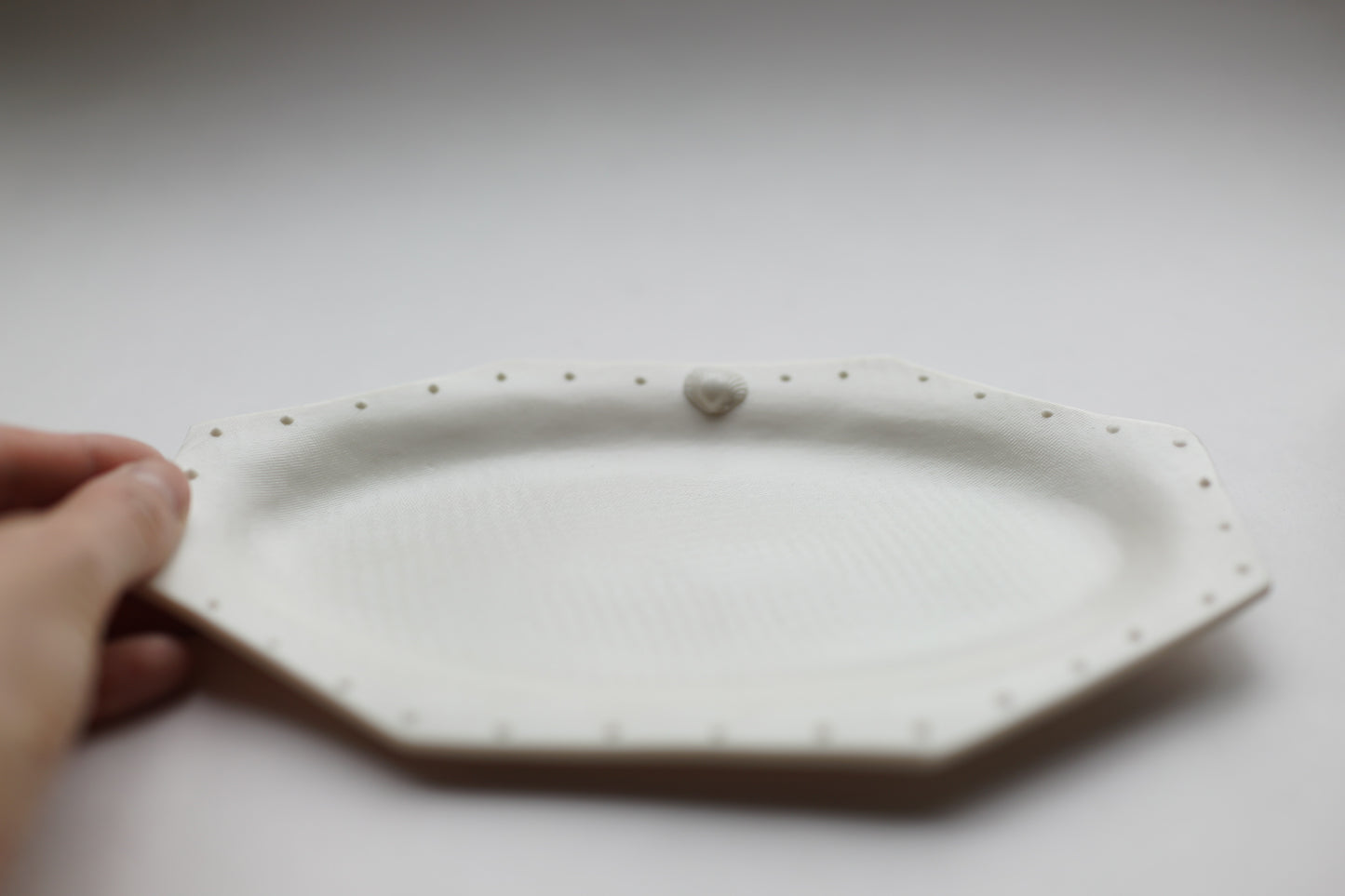 Octagonal Plate (Shell Motif Decoration) - 八角盤（貝殼圖案裝飾）